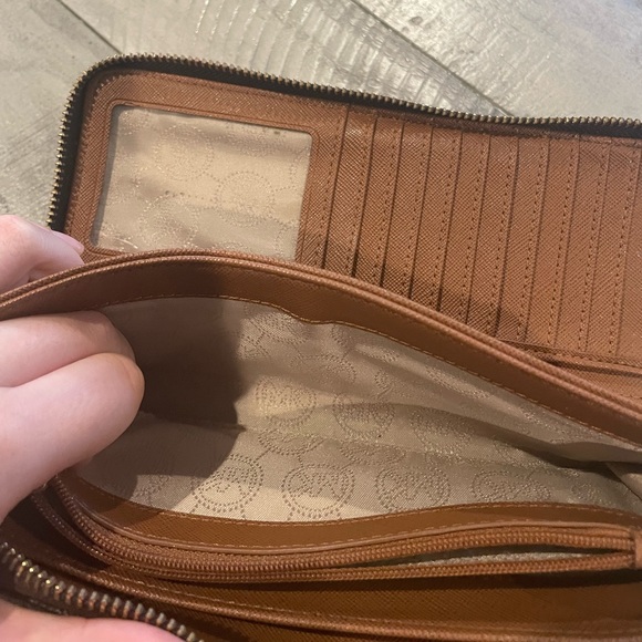 Michael Kors Brown monogram wallet - Picture 6 of 11